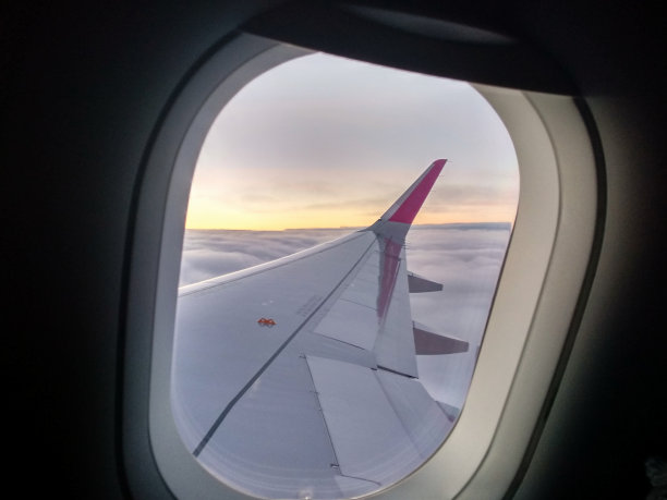 通过舷窗观察飞机的机翼图片下载