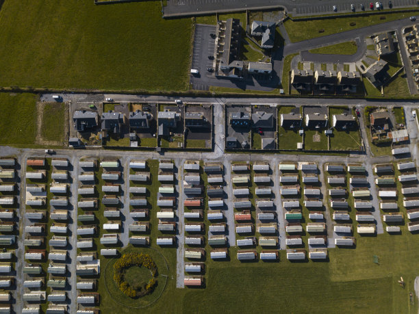 夏季房车公园的鸟瞰图图片下载