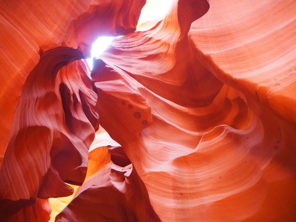 正午时分，美国亚利桑那州的低羚羊峡谷图片下载