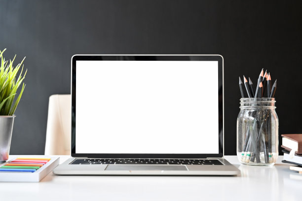 原型笔记本电脑的创意工作空间。图片下载