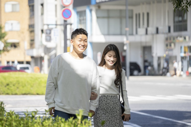 在城里混得很好的年轻男女图片下载