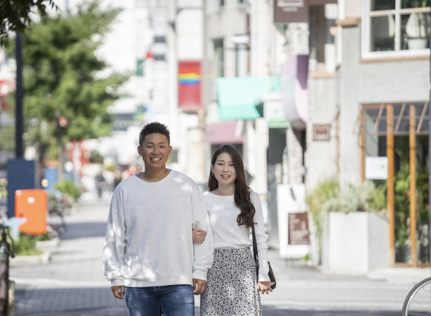 在城里混得很好的年轻男女图片下载