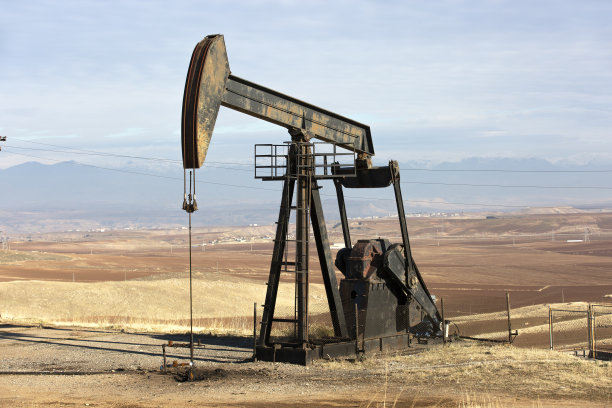 在日光石油工业的油井抽油机(马头)的观点图片下载