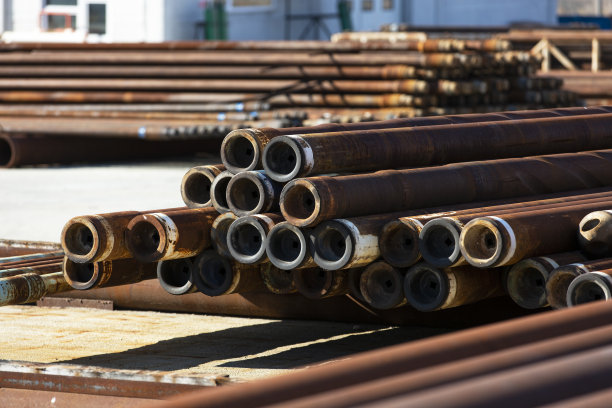 石油工业中使用的钻杆和钻头图片下载