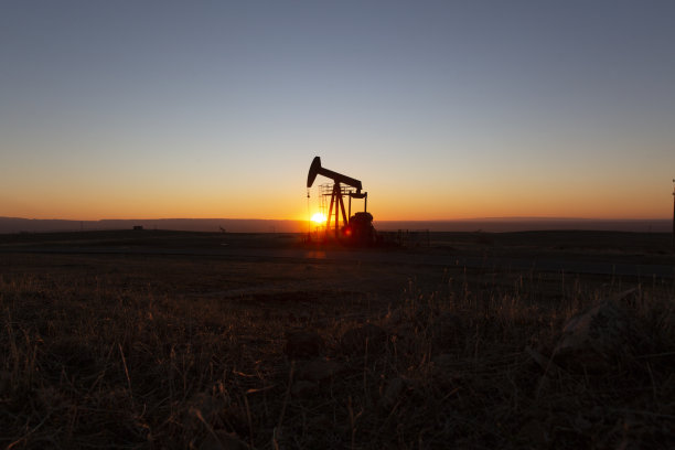 日落石油工业的油井抽油机(马头)视图图片下载