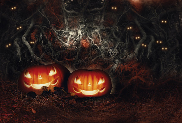 万圣节秋季节日的静物生活与两个邪恶的微笑杰克灯南瓜干草和幽灵蝙蝠的眼睛在可怕的可怕的背景纠结的树根在可怕的黑色血腥的颜色图片下载