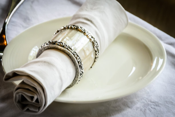 美丽的餐厅与白色亚麻桌布，白色亚麻餐巾和母亲的珍珠餐巾持有人图片下载