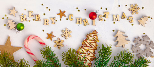 用木头字母、饼干和圣诞装饰品写圣诞快乐图片下载