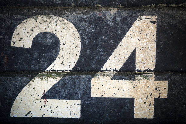 风化的24号在黑色的背景黑体数字图片下载