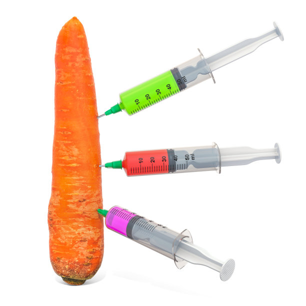 胡萝卜和装满化学品的注射器。转基因食品，概念。3D渲染孤立的白色背景图片下载