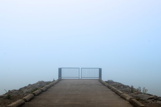 通向雾中的隔离门控小径图片下载