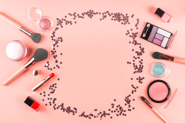 用五彩纸屑框在粉红色珊瑚上化妆图片下载