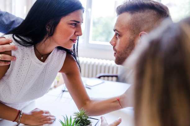 愤怒的同事吵架图片下载