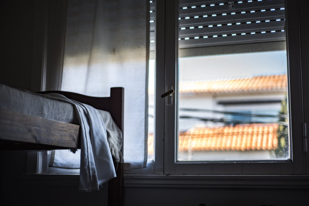 在一个阳光明媚的日子里，昏暗的秋季房间图片下载