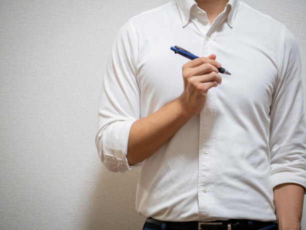 穿白衬衫的商人有一支笔图片下载