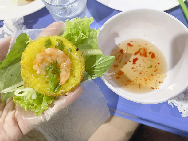 Khot蛋糕店。热饼是越南的迷你米煎饼，里面拌着干虾丝图片下载