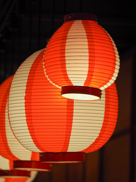 红色和白色的灯笼在黑暗中，日本或中国的灯笼图片下载