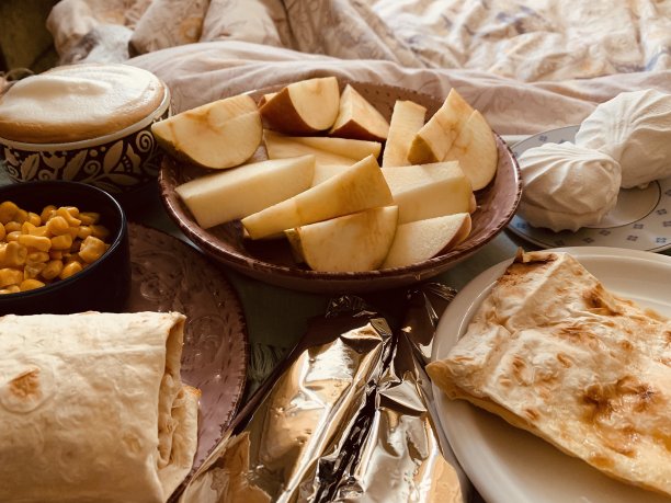 早餐放在床上的食物托盘上图片下载