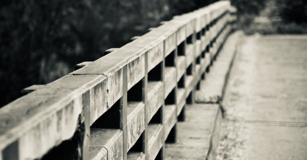 一幅混凝土栏杆的传统桥梁独特的照片图片下载