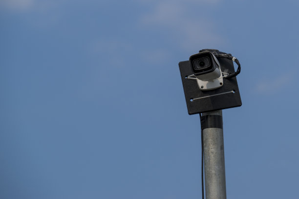蓝天背景下的安全摄像头。图片下载