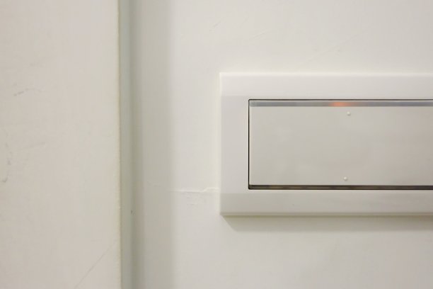 白色墙壁背景上的电源墙开关图片下载