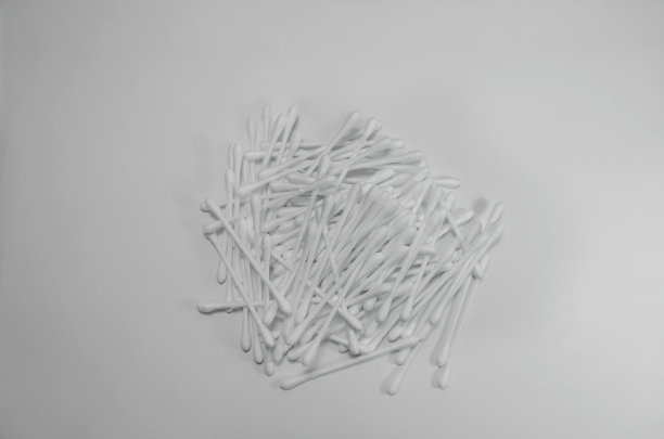 白色背景上的棉花蓓蕾图片下载