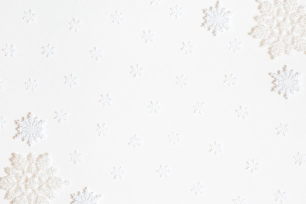 圣诞组成。由白色背景上的白色雪花制成的框架。圣诞节，冬天，新年的概念。平铺，俯视图，拷贝空间图片下载
