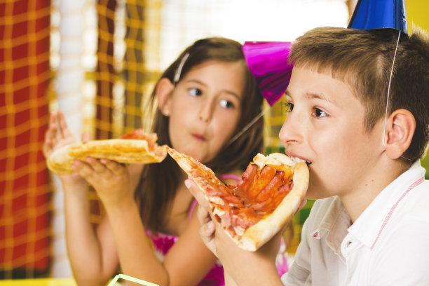 饥饿的孩子吃披萨图片下载
