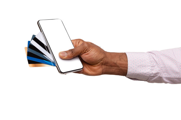 男性手拿智能手机，黑屏和信用卡图片下载