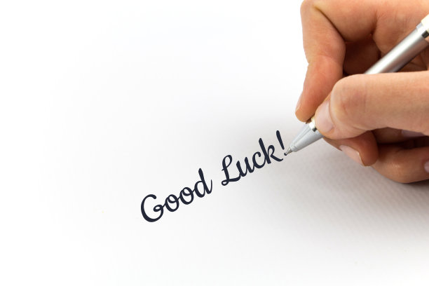 在白纸上手写“祝你好运”。图片下载