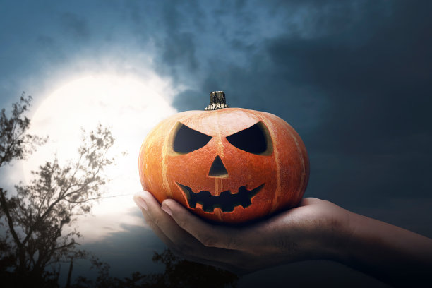 在满月时，手握南瓜灯图片下载