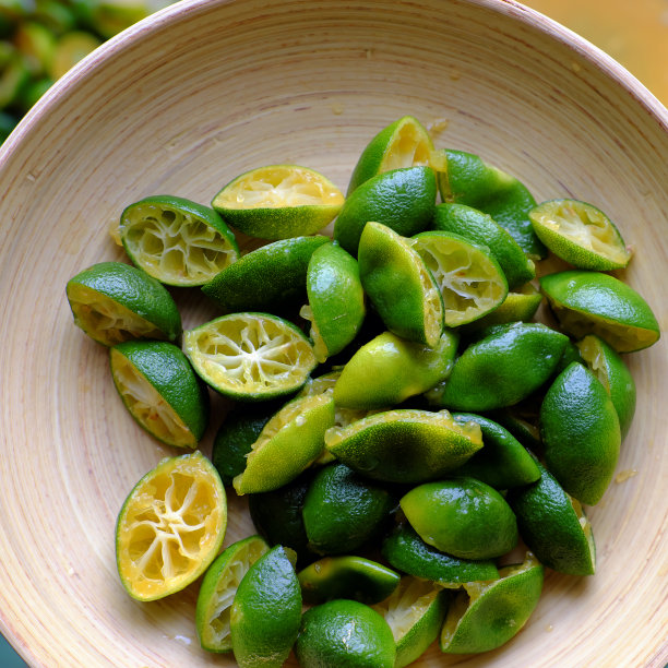 俯视图中，人们手握绿色金橘皮图片下载