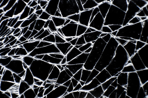 碎玻璃平板电脑。了屏幕。近距离观察破裂的玻璃表面图片下载