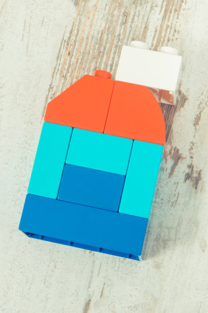 房子形状的彩色玩具积木。买房或租房的概念图片下载