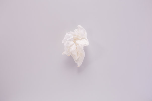 餐巾纸在孤立的白色背景上皱巴巴的。图片下载