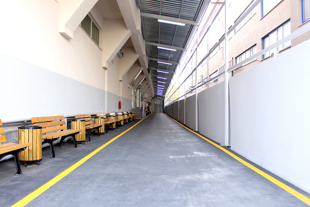 狭窄的沥青停车场是大型装车制造厂图片下载