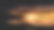 日落穿过湖的尽头，太阳落山入水。戏剧性的天空和梦幻色彩。图片下载
