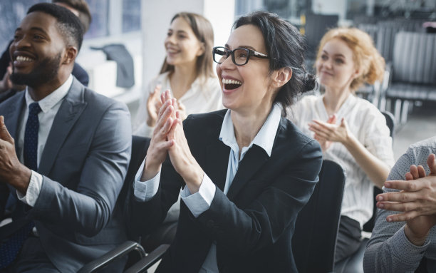 完美的业务讲座。快乐的企业家们在会议上鼓掌图片下载