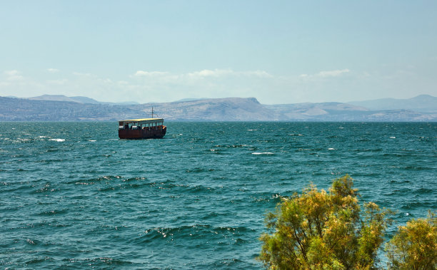 夏季晴朗加利利海与游船景观图片下载