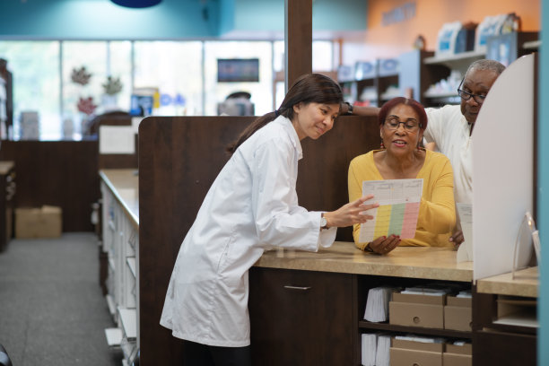 药剂师和老夫妇讨论处方水泡包装的药物库存照片图片下载