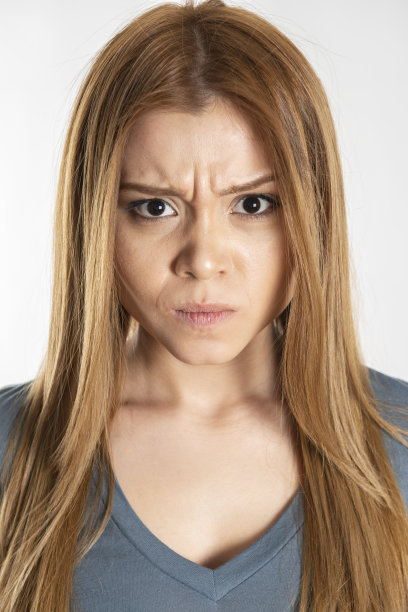 愤怒的年轻女子图片下载