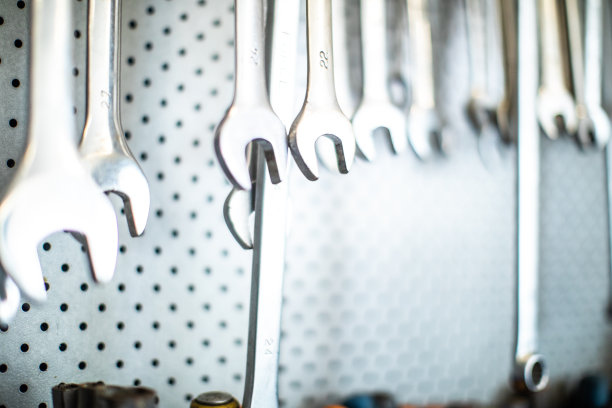 车库墙上挂着扳手图片下载