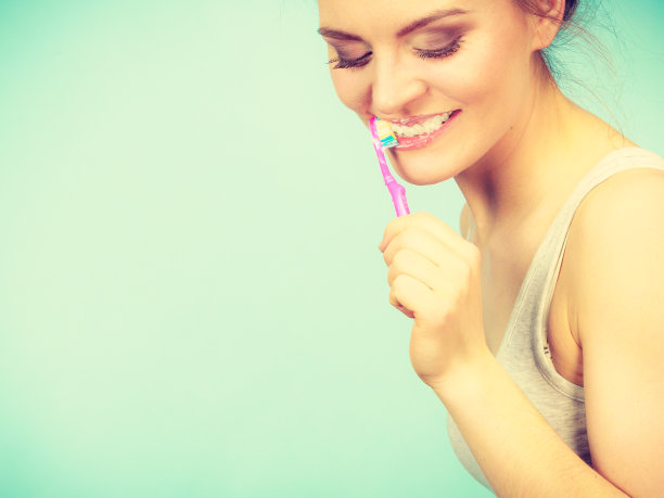 刷牙的女人图片下载