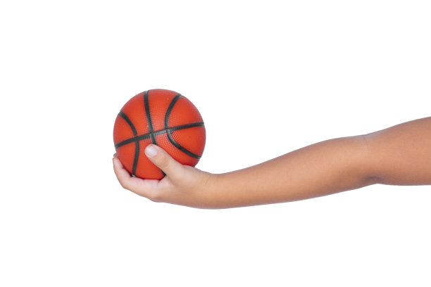 可爱的小男孩手拿着球在白色的背景。图片下载