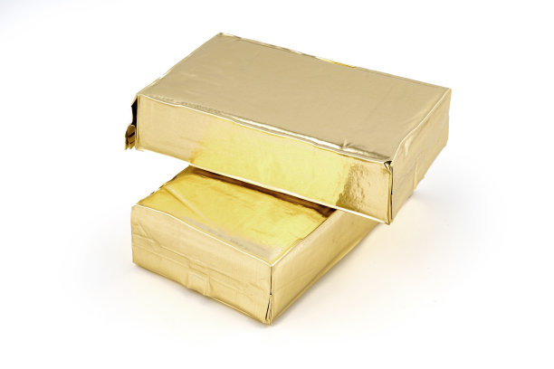 真空包装的有机咖啡在白色的背景图片下载