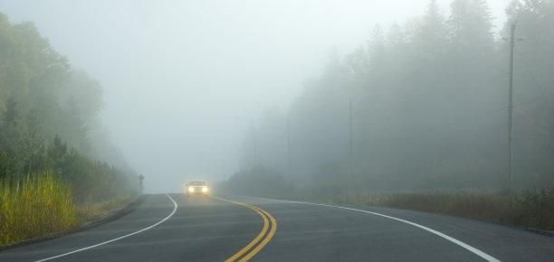 汽车在浓雾中开着大灯图片下载