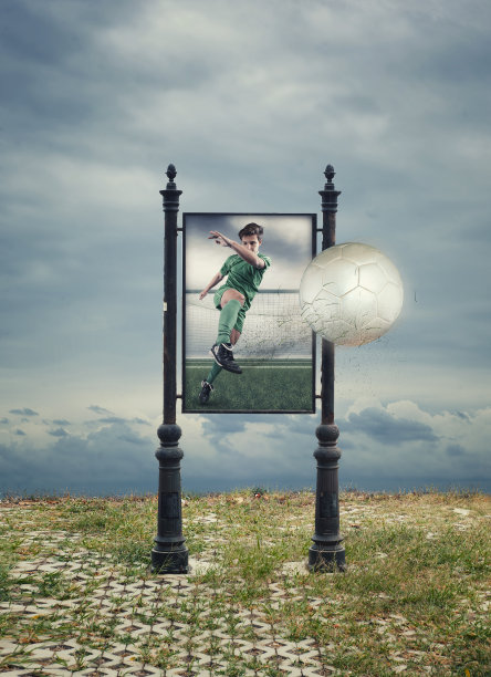 一个足球运动员踢画面中的球的广告牌。图片下载