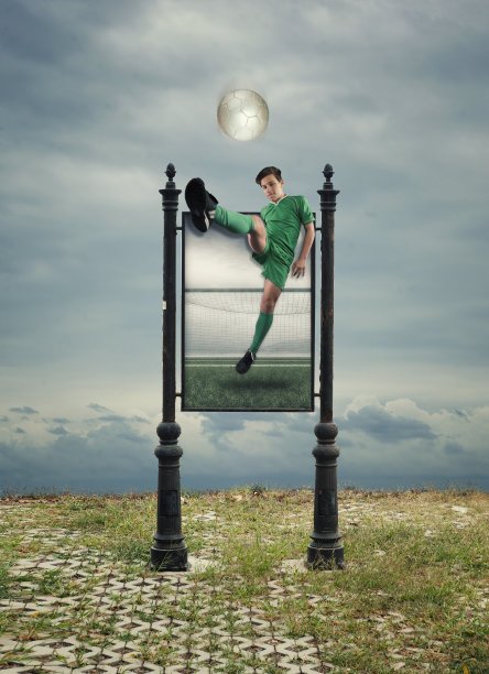 一个橄榄球运动员从画面里出来的广告牌。图片下载