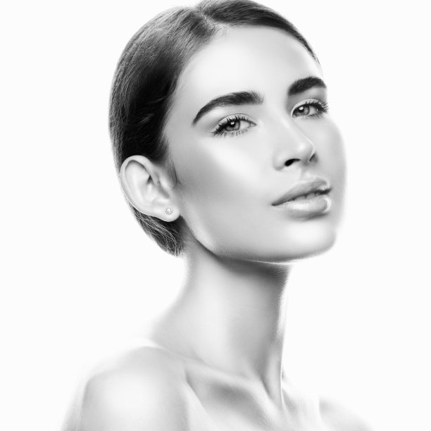 年轻美丽的女子画室肖像。黑色和白色图片下载