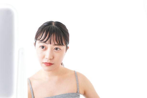 年轻女子在家护肤图片下载